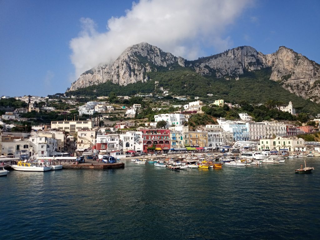 panorama di Capri all'arrivo: Marina Grande