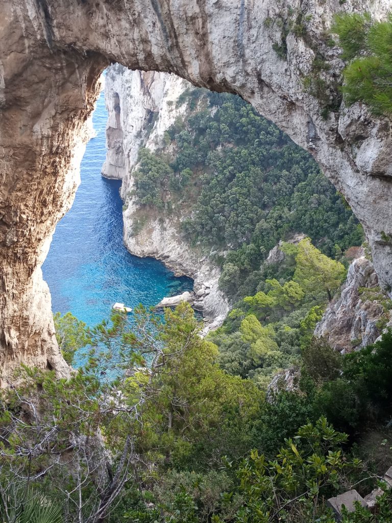 panorama di Capri: arco di roccia di Tiberio